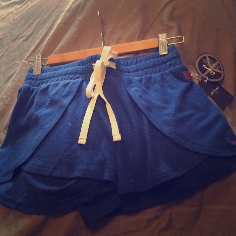 🌸 NWT Peace love world shorts size S, Very soft .